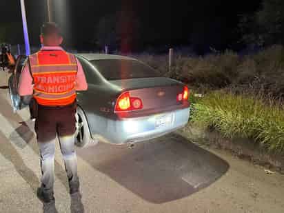 Conductora impacta vehículo contra camellón en el Nuevo Periférico