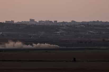 Tropas israelíes patrullan la zona fronteriza entre Israel y el norte de la Franja de Gaza, vistas desde el lado israelí de la frontera, en el sur de Israel, el 7 de agosto de 2025. EFE