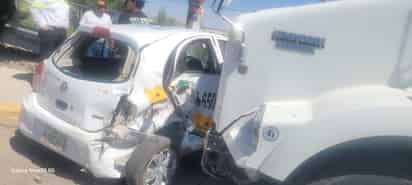 Choque entre automóvil y tractocamión en el bulevar Ejército Mexicano deja solo daños materiales