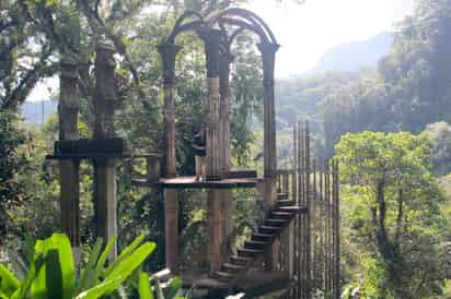 Visitante admira el Jardín Surrealista en la Huasteca Potosina, un espacio único donde arte, naturaleza y cultura se fusionan para ofrecer una experiencia auténtica y mágica.