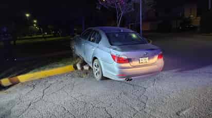Abandonan vehículo que chocó en colonia Torreón Jardín