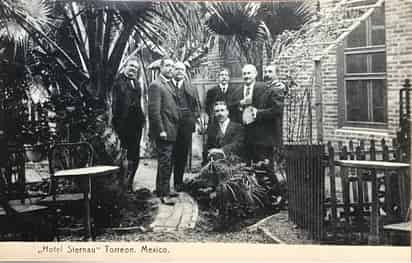 Elegante era la clientela que asistía a departir socialmente en las instalaciones del Hotel Sternau, negociación que estuvo ubicada en la calle Múzquiz sur del sector Alianza. Antigua postal con la membresía del hotel. (CORTESÍA)