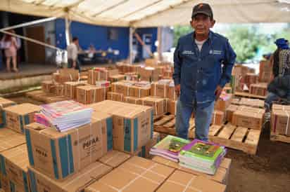 Envían uniformes, útiles y libros a Laguna de Durango