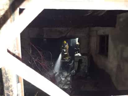 Fuego consume casa en el Centro de Lerdo