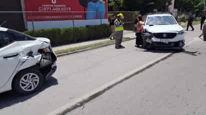 Choque entre autos deja uno volcado, sin heridos reportados