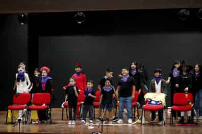 Ofrecen función de teatro en la Casa de la Cultura de San Pedro