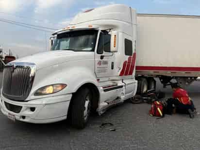 Muere motociclista tras impactarse contra un tráiler en Ramos Arizpe