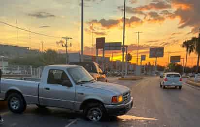 Camioneta se impacta contra camellón en Gómez Palacio y termina con múltiples daños