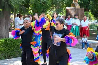 Inician los festejos del Día del Adulto Mayor en Lerdo con exhibición de bailes en la Plazuela Juárez