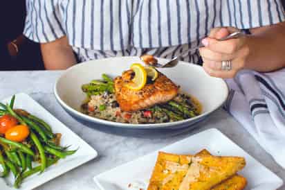 Imagen: Unsplash/ Travel Yewell Es conveniente darle prioridad al pescado para cubrir
el aporte proteínico que necesita el organismo.