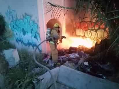 Incendio en vivienda abandonada moviliza a Bomberos en Lerdo