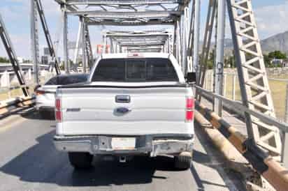Choque por alcance en el puente plateado deja daños materiales