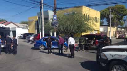 Choque en zona centro entre auto particular y patrulla; deja tres lesionados