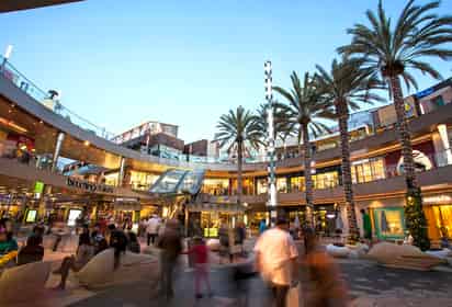 Santa Mónica Place en California, Estados Unidos. Imagen Wikimedia Commons