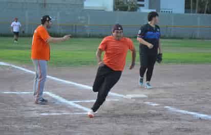 Cuando los corredores ven la luz verde del coach de tercera base, aceleran el paso hacia home. (Especial)
