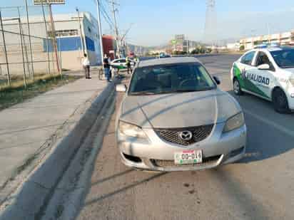 Auto impacta a ciclista frente al fraccionamiento Santa Rosa de Gómez Palacio