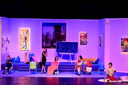 Abanico de emociones. El ambiente en el Teatro Nazas se dio entre desacuerdos, carcajadas y confesiones inesperadas de los personajes.