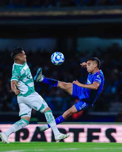 Con un golazo, Carlos Rodríguez abrió el marcador para los cementeros en el Estadio Olímpico Universitario de la capital del país.