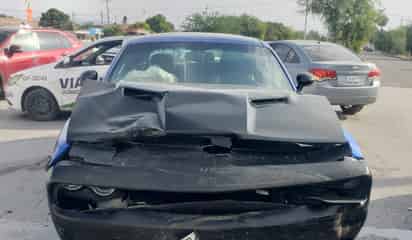 Auto deportivo choca con vagoneta en Gómez Palacio