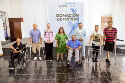 Alcaldesa de Gómez Palacio entrega prótesis para apoyar a personas con problemas de movilidad