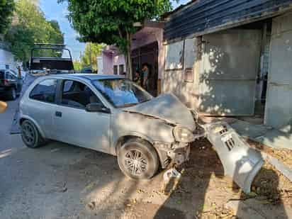Pierde el control y termina estampado en un portón en Torreón