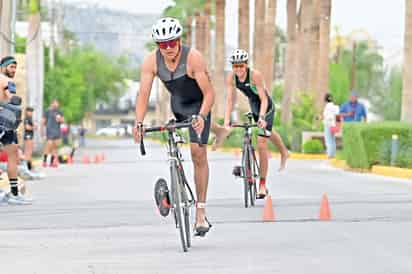 Durante la emocionante competencia en las calles cercanas al club torreonense, las transiciones para cambiar de disciplina fueron muy importantes en los tiempos finales.