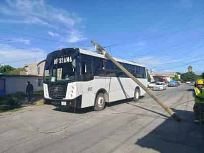 Cae poste de Telmex sobre autobús de personal en la colonia Eduardo Guerra