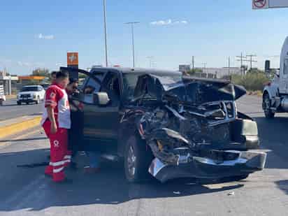Choque entre camionetas deja daños materiales en la carretera Torreón-San Pedro