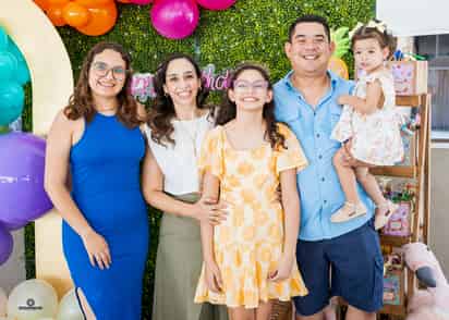 Ana Cecilia de León Quiñones y Victoria de León Quiñones, acompañadas de sus papás Víctor de León y Amanda Quiñones y su hermana Mariel de León Quiñones.