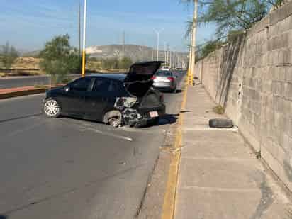 Auto se impacta contra barda en el bulevar Sacramento de Gómez Palacio