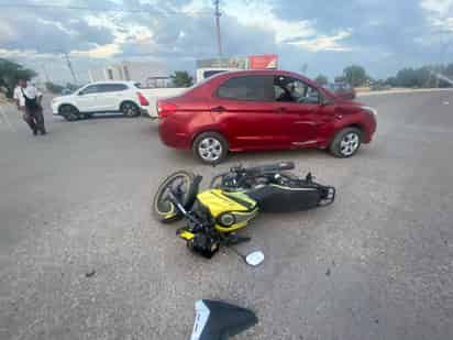 Auto le corta la circulación a motociclista en la colonia Nuevo Castillo de Gómez Palacio