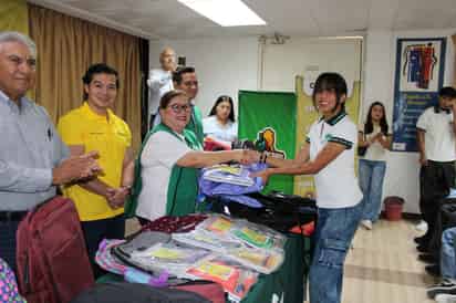Estudiantes del Conalep San Pedro reciben apoyos del programa 'Mochilón'
