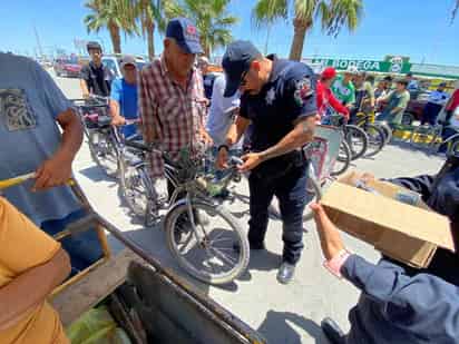 Refuerza Ayuntamiento seguridad vial para ciclistas con la entrega de 700 kits de iluminación en Gómez Palacio