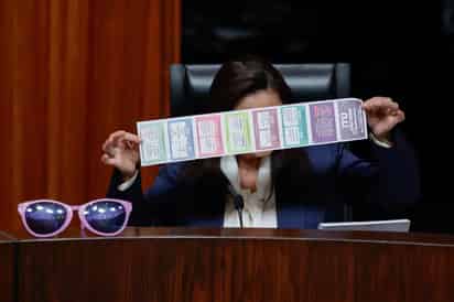 La magistrada presidenta Mónica Soto cuestiona al magistrado Reyes Mondragón el origen de los acordeones que presentó. EL UNIVERSAL/Diego Simón Sánchez/ARMM