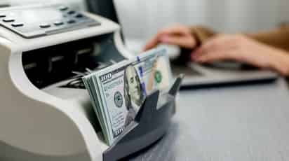 La edad y la estabilidad financiera son factores clave al solicitar un crédito bancario/ Especial