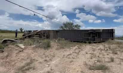 Tráiler vuelca por imprudencia del conductor en la carretera Saltillo - Zacatecas
