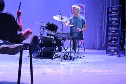 Brendan Buckley impartió una clase magistral de batería, donde los asistentes aprendieron, hicieron preguntas y se dejaron contagiar por su pasión por la música.