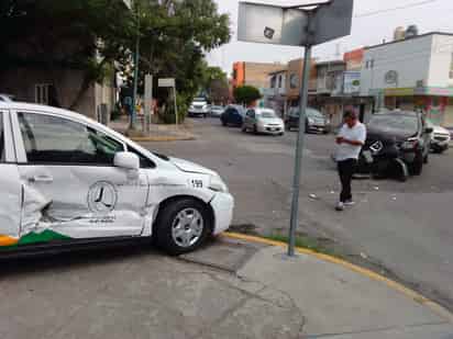Choque en crucero del Centro de Gómez Palacio deja solo daños materiales