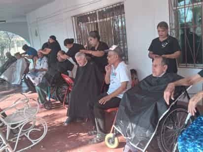 Alumnas del Icatec acuden al asilo de ancianos de San Pedro a ofrecer distintos servicios