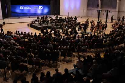 A escenario. Bajo el título de Danzas Sinfónicas, se trató de un evento con causa dirigido por el maestro Ethan Eager.