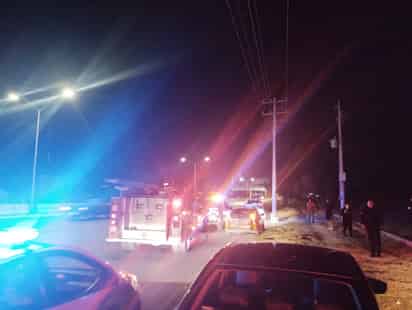 Automóvil termina dentro de canal de riego en la Ciudad Industrial de Torreón