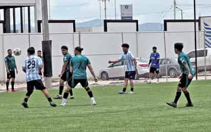 Los encuentros de ida de estas
series finales en la Liga Dominical de Futbol 9 se jugarán este
día en la cancha de la Copa ELITE Laguna. (Especial)