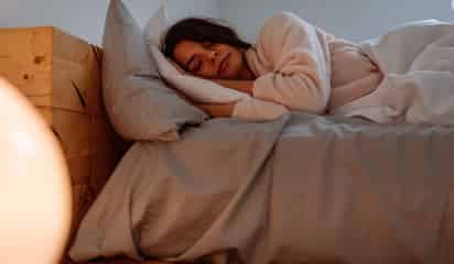 ¿Por qué no nos caemos de la cama al dormir? Así funciona la propiocepción