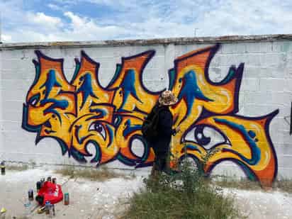 Actividad. Se convocó a los jóvenes a plasmar su talento en una barda perimetral ubicada sobre la
calle Delicias.