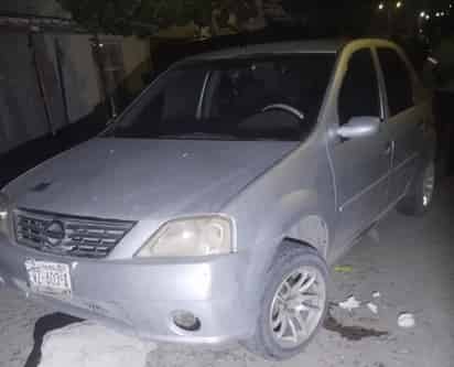 Abandonan vehículo tras chocar contra una piedra en la colonia Parque Hundido de Gómez Palacio