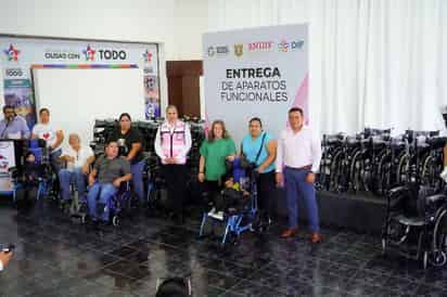 Alcaldesa, Leticia Herrera Ale, entrega aparatos de movilidad a personas en situación vulnerable