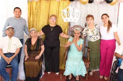 Coronan a la reina del asilo de San Pedro