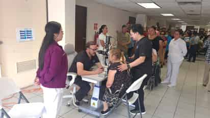 Pacientes reciben alta tras cirugía de cataratas y prótesis dentales
