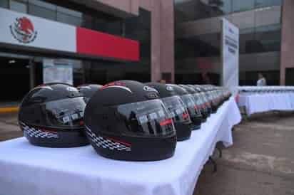 Motociclistas y repartidores más seguros con cascos y chalecos en Gómez Palacio