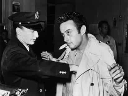 magen: Getty Images. Lenny Bruce siendo arrestado por obscenidad en sus
espectáculos.